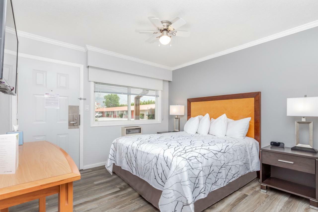 Westridge Motor Inn Osoyoos Bagian luar foto