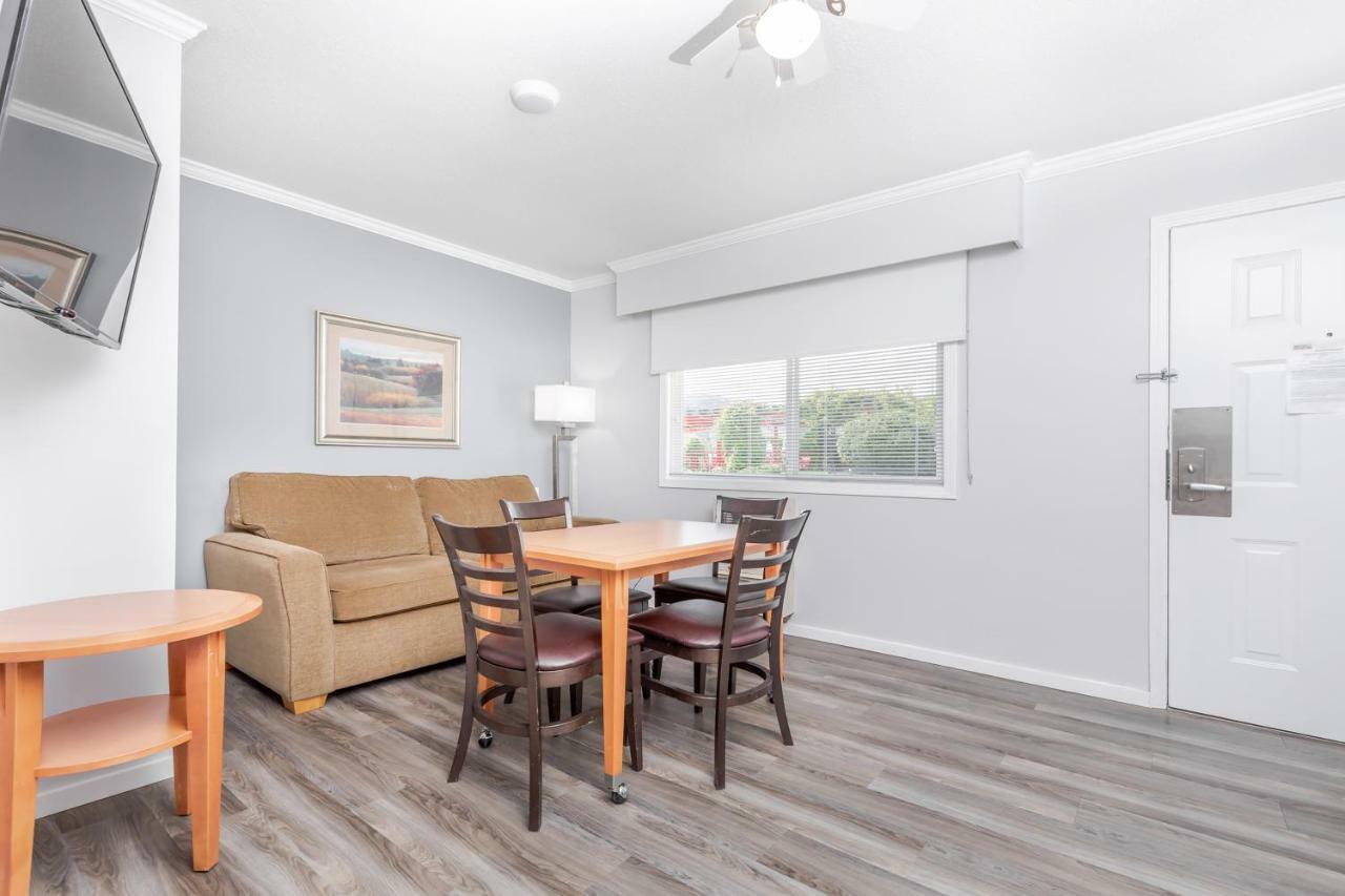 Westridge Motor Inn Osoyoos Bagian luar foto